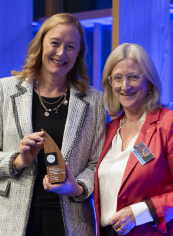 Carol accepts the Elizabeth Blackburn Investigator Grant Award from Professor Jane Gunn.